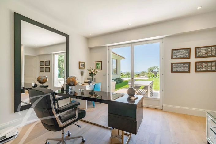 Image No.30-6 Bed House for sale