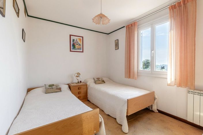 Image No.8-5 Bed House for sale