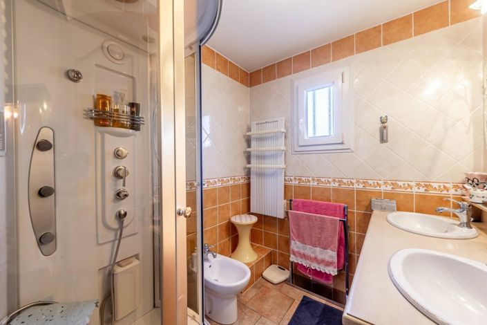 Image No.9-5 Bed House for sale