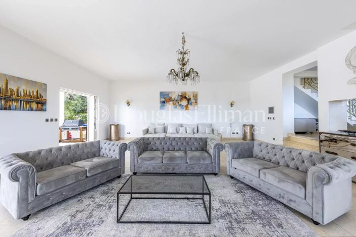 Image No.8-7 Bed House for sale