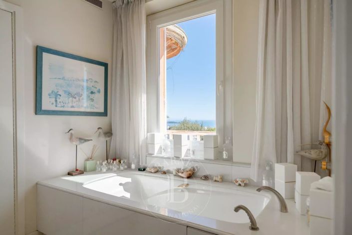 Image No.22-10 Bed House for sale