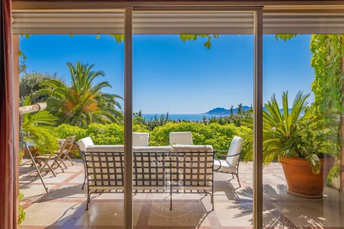 Image No.7-10 Bed House for sale