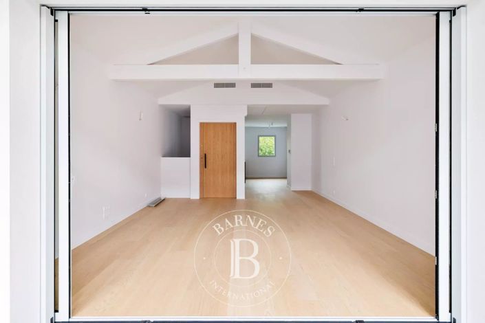 Image No.1-4 Bed House for sale