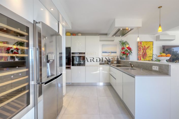 Image No.8-3 Bed House for sale