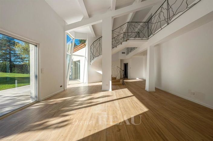 Image No.9-5 Bed House for sale