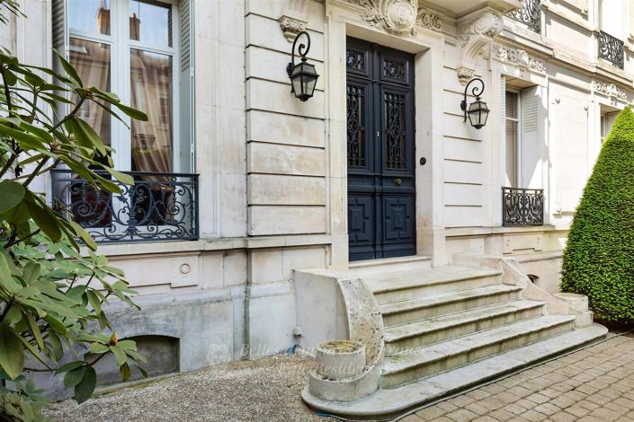 Image No.1-9 Bed House for sale