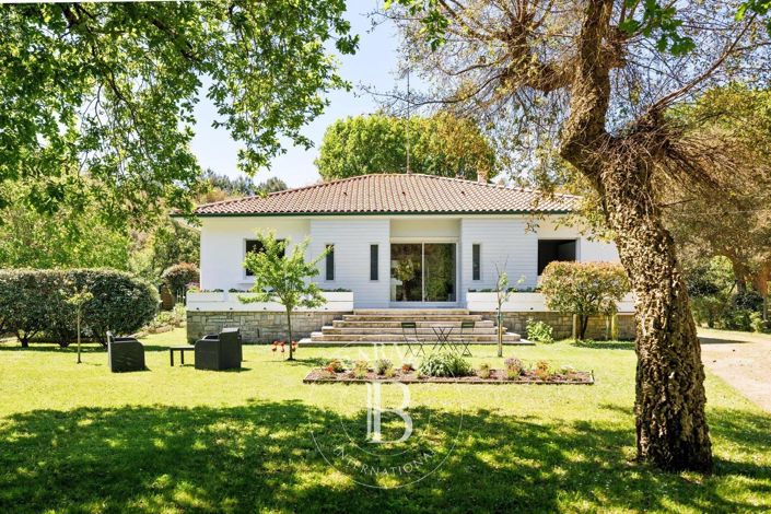 Image No.1-4 Bed House for sale