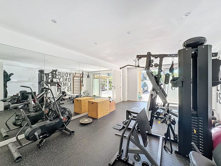 Image No.8-5 Bed House for sale