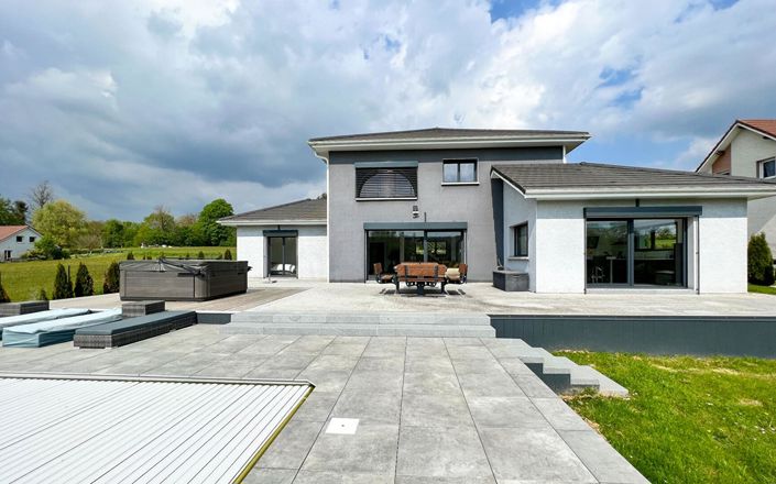 Image No.1-4 Bed Property for sale