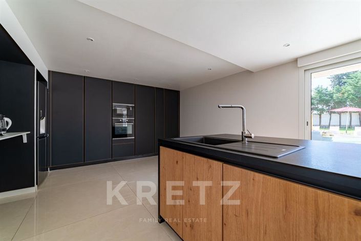 Image No.6-6 Bed House for sale