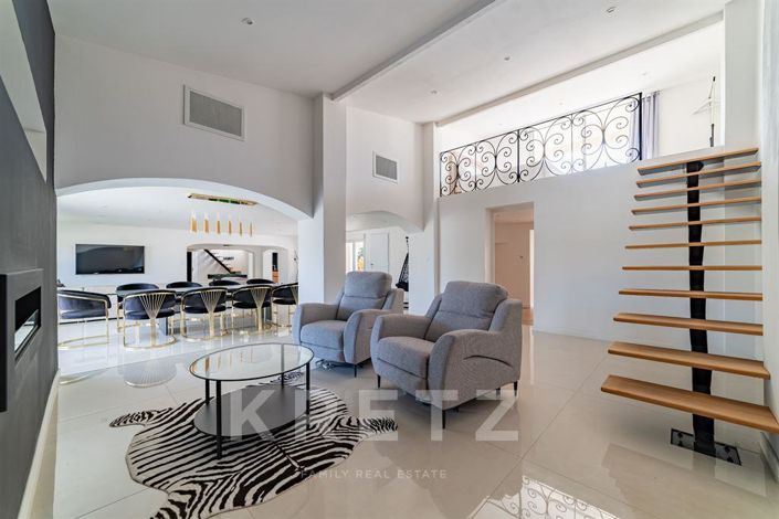 Image No.9-6 Bed House for sale