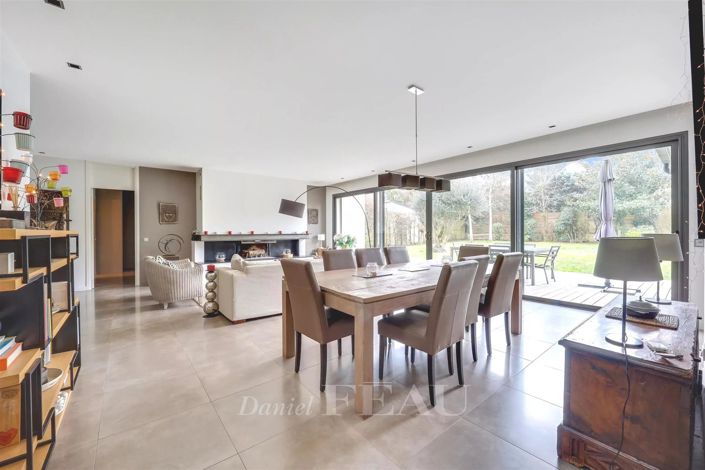 Image No.8-5 Bed House for sale