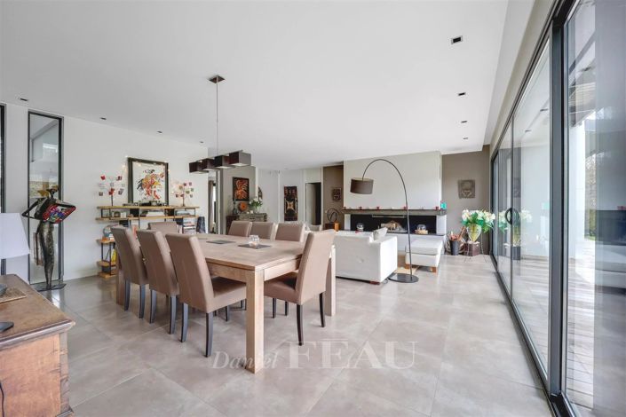 Image No.9-5 Bed House for sale