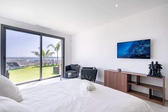 Image No.16-5 Bed House for sale