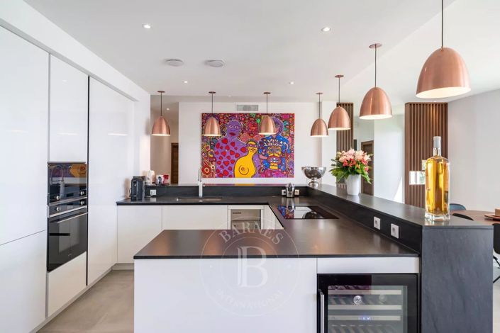 Image No.6-5 Bed House for sale