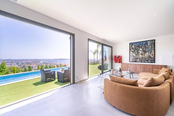 Image No.7-5 Bed House for sale