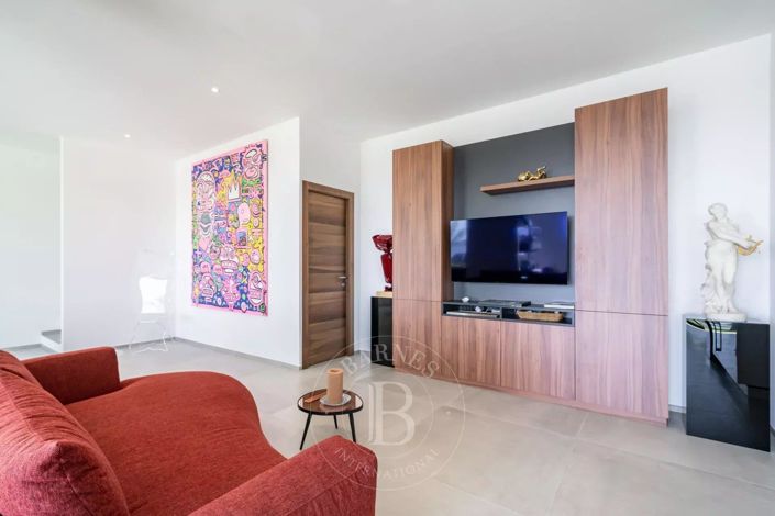 Image No.9-5 Bed House for sale