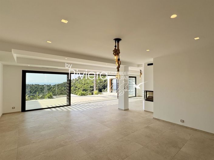 Image No.8-5 Bed House for sale