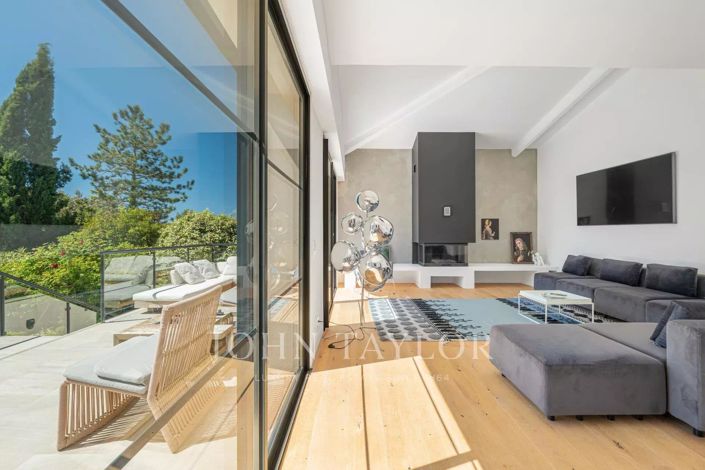 Image No.8-5 Bed House for sale