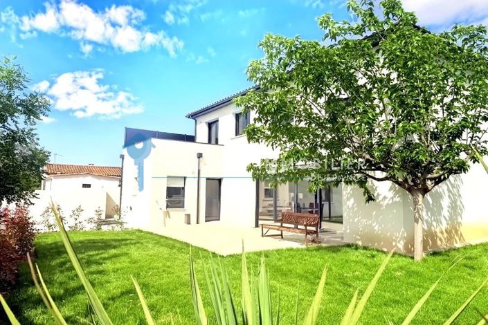 Image No.2-4 Bed House for sale