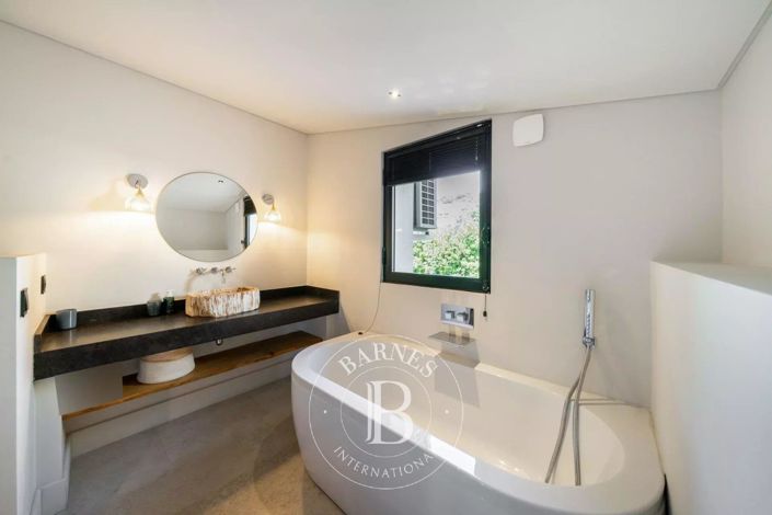 Image No.16-6 Bed House for sale