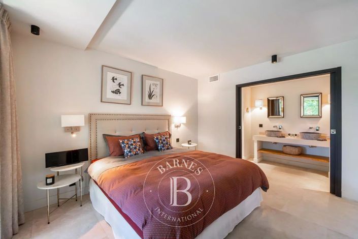 Image No.24-6 Bed House for sale