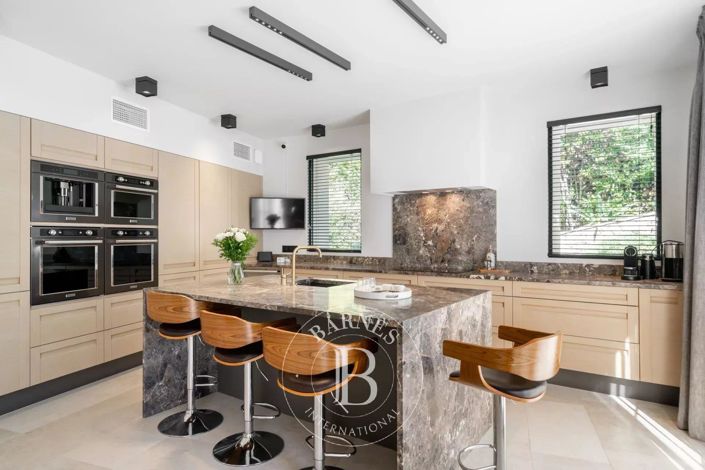 Image No.6-6 Bed House for sale