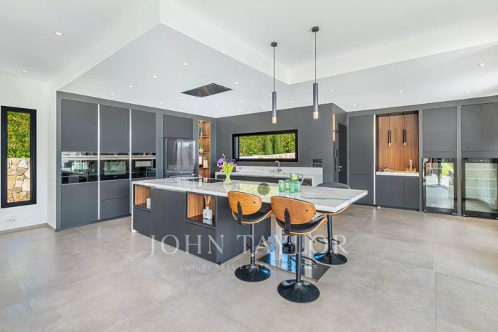 Image No.6-5 Bed House for sale