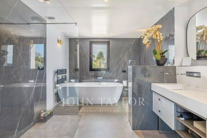 Image No.8-5 Bed House for sale