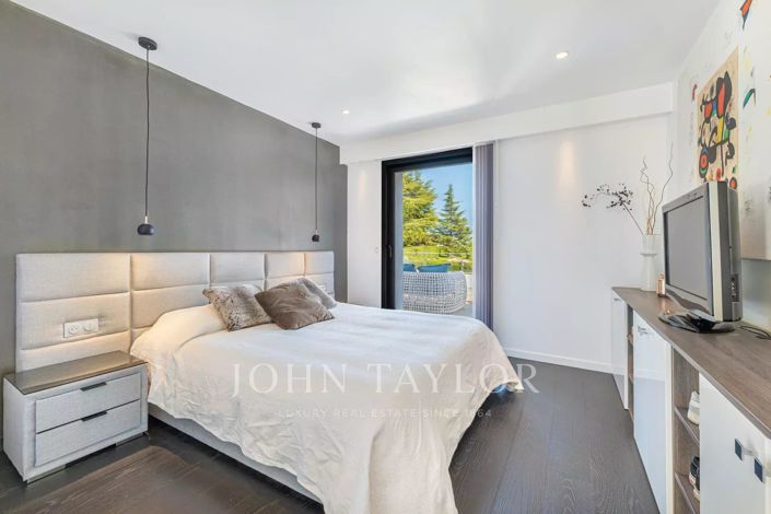 Image No.9-5 Bed House for sale