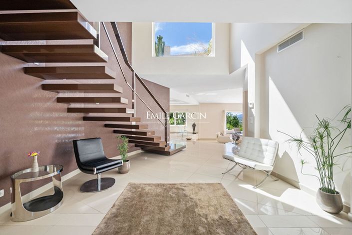 Image No.1-8 Bed House for sale