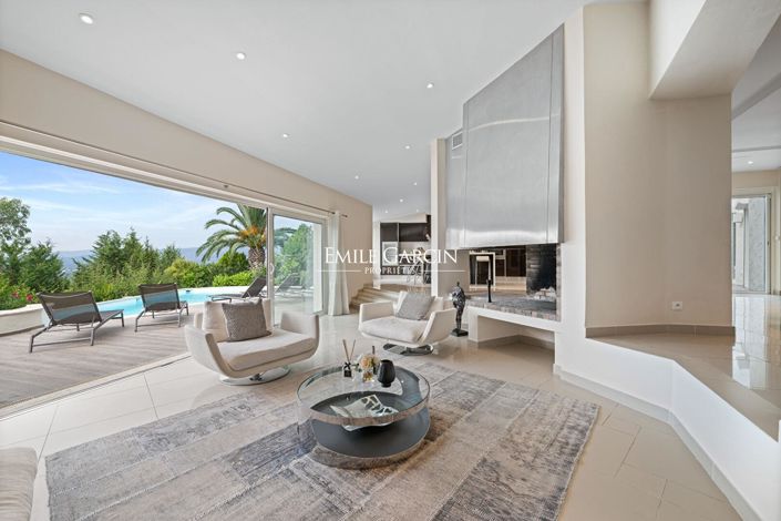 Image No.2-8 Bed House for sale