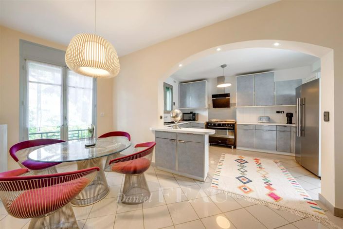 Image No.5-8 Bed House for sale