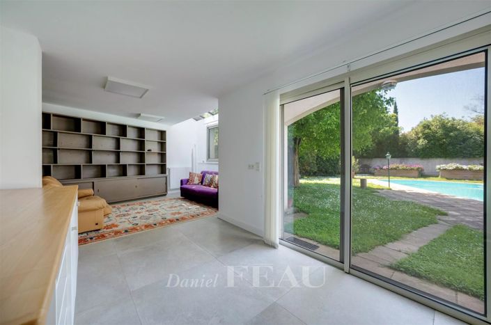 Image No.6-8 Bed House for sale