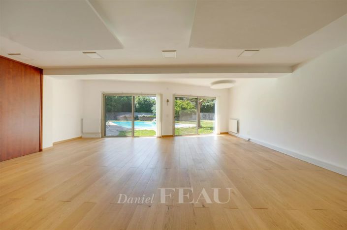 Image No.7-8 Bed House for sale