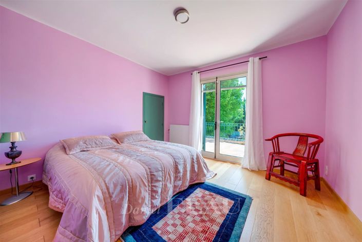 Image No.8-8 Bed House for sale