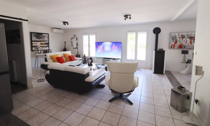 Image No.10-3 Bed House for sale