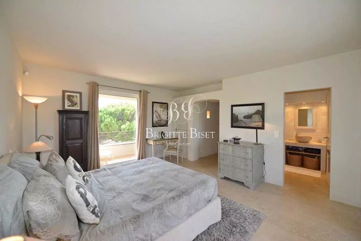 Image No.10-8 Bed House for sale