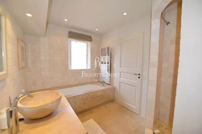 Image No.9-8 Bed House for sale