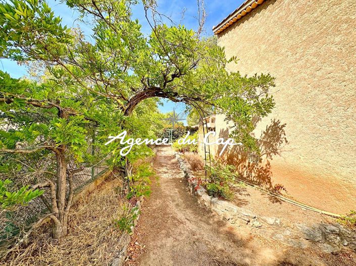 Image No.1-4 Bed House for sale