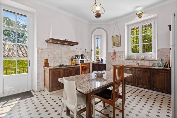 Image No.10-7 Bed Property for sale