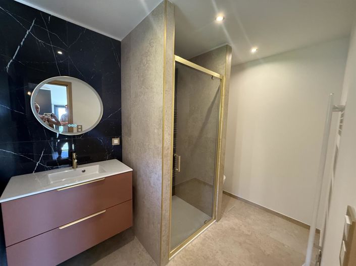 Image No.6-5 Bed House for sale