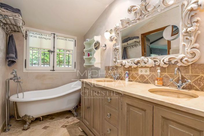 Image No.8-5 Bed House for sale