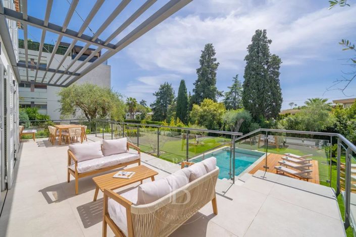 Image No.8-5 Bed House for sale