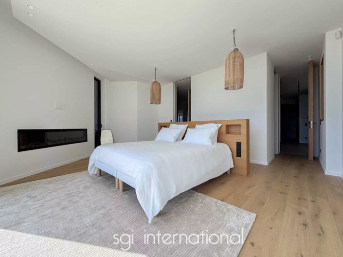 Image No.8-5 Bed House for sale