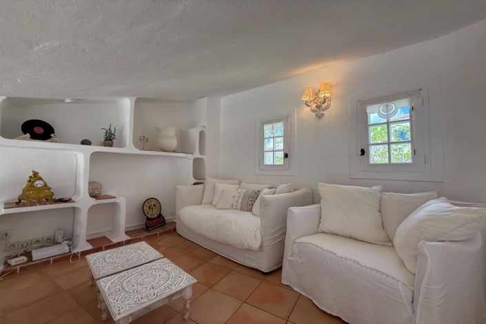 Image No.12-2 Bed House for sale