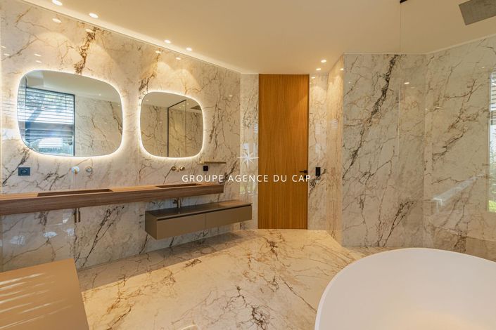 Image No.10-5 Bed Property for sale