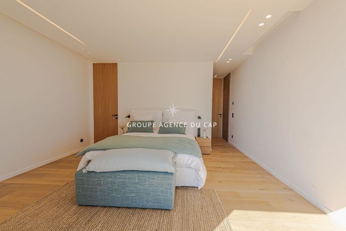 Image No.11-5 Bed Property for sale