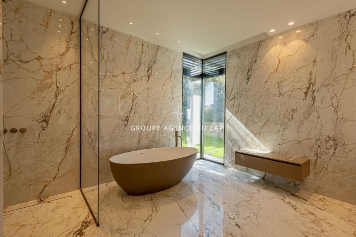 Image No.8-5 Bed Property for sale