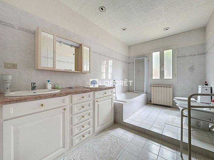 Image No.8-4 Bed Property for sale